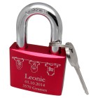 Gravurbeispiel Love lock red made of aluminum 50mm with your individual engraving