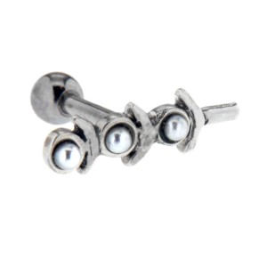 Helix Ohrpiercing mit einem Design mit Kunstperlen