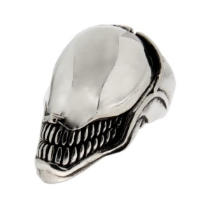Schwerer Ring aus 925 Sterling Silber, oxidiert. Motiv Alien
