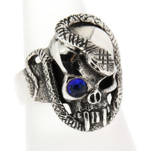 Schwerer Ring aus 925 Sterling Silber, oxidiert. Motiv Totenkopf mit Schlange, Größe 20.4mm
