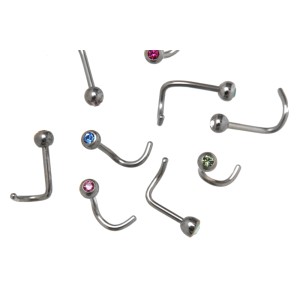 Gebogener Nasenstecker in 1,0 mm Stärke mit einer 3 mm großen schraubbaren Kugel und einem Kristallstein