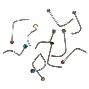 Gebogener Nasenstecker in 0,6 mm Stärke mit einer 1,7 mm großen Kugel und einem Kristallstein