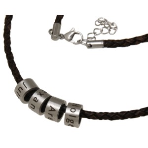 Namenskette Halskette aus geflochtenem braunen oder schwarzen Leder, mit 4 Elementen aus Edelstahl mit individueller Gravur