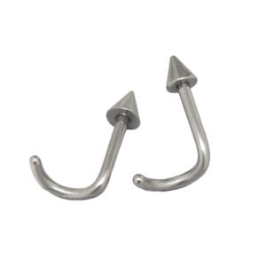 Gebogener Nasenstecker mit einer Stärke von 1,0 mm und einer Spitze von 3,0 mm