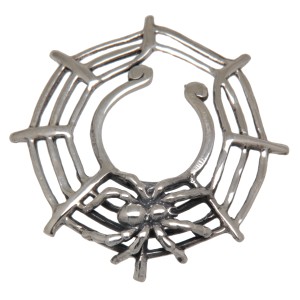 Brustclip aus 925 Sterling Silber mit krabbelnder Spinne in ihrem Netz