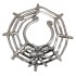 Brustclip aus 925 Sterling Silber mit krabbelnder Spinne in ihrem Netz