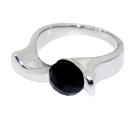 SONDERANGEBOT Ring aus Edelstahl mit schwarzem facettierten Stein in Schwarz