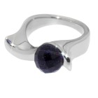 SONDERANGEBOT Ring aus Edelstahl mit violettem facettierten Stein in violett