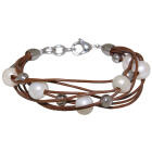 Lederarmband hell braun mit wei&szlig;en S&uuml;sswasserperlen und silbernen Kunstperlen