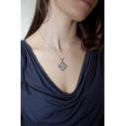 Anh&auml;nger in Rautenform mit vielen klaren Kristallen