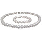 Collier mit Armband bestehend aus wei&szlig;en Lackperlen