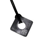 Viereckiger Anhänger aus Edelstahl PVD schwarz mit Lederband und Gravur