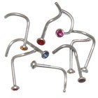 Gebogener Nasenstecker in 0,8 mm Stärke mit einer 2 mm großen Kugel und einem Kristallstein