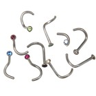 Gebogener Nasenstecker in 1,0 mm Stärke mit einer 2,4 mm großen Kugel und einem Kristallstein