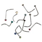 Gebogener Nasenstecker in 0,6 mm Stärke mit einer 1,7 mm großen Kugel und einem Kristallstein